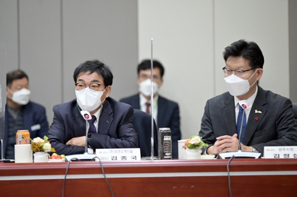 ㈜피앤오케미칼과 '745억 원 투자유치' 협약식 체결 모습