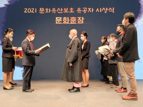 당진 기지시줄다리기 구자동 보유자, 문화훈장 수상 모습