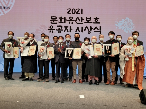 당진 기지시줄다리기 구자동 보유자, 문화훈장 수상 모습