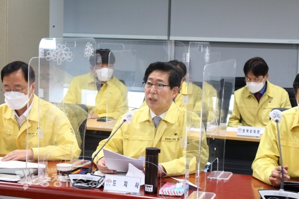 양승조 충남지사가 8일 도 실·국·원장회의를 주재하고 있다.