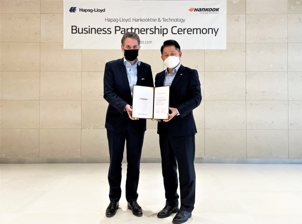 (왼쪽)하파그로이드 한스 쉐퍼 아시아지역본부장 부사장과 (오른쪽)한국타이어 이수일 대표이사 사장이 7일 해상운송 장기계약 체결을 맺고 기념사진을 찍고 있다.