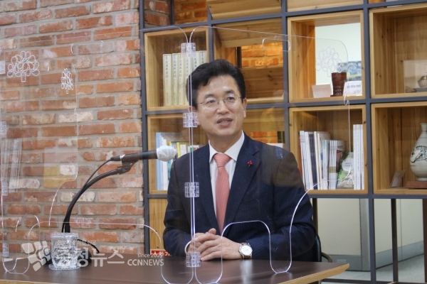 허태정 대전시장이 8일 충남도청 프레스센터를 방문, 기자간담회를 하고 있다.