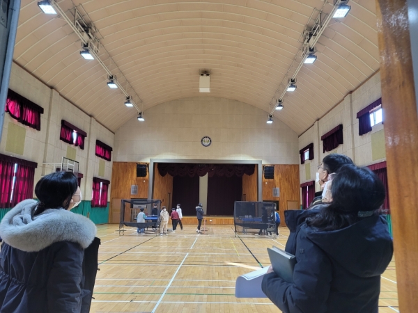 세종시교육청 시설지원사업소가 민간전문가 구조기술사와 함께 아치판넬 강당을 점검하고 있다.