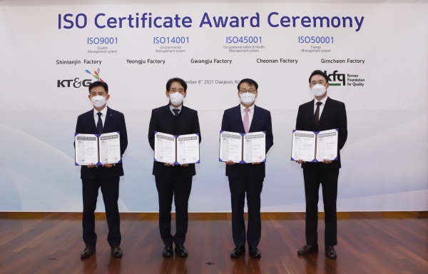 지난 8일 KT&G 대전본사에서 열린 인증서 수여식에서 송동옥 KT&G 생산관리실장, 송지영 KFQ 대표, 김태섭 KT&G 생산부문장, 허경욱 KFQ 인증원장(왼쪽부터 순서대로)이 기념촬영을 하는 모습.
