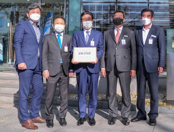 지난 2020년 11월 지역자원시설세 인상 공동건의문 전달(왼쪽부터 경남 백두현 고성군수, 인천 장정민 옹진군수, 김홍장 당진시장, 가세로 태안군수, 김동일 보령시)