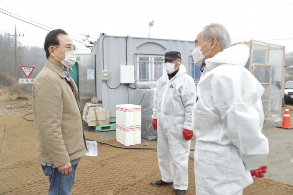 박상돈 시장이 AI방역 풍세가송통제초소를 찾아 현장을 격려하고 있다
