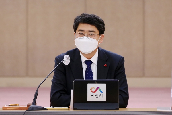 맹정호 서산시장이 13일 시청 대회의실에서 열린 확대간부회의를 주재하는 모습