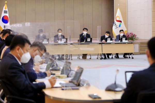 맹정호 서산시장이 13일 시청 대회의실에서 열린 확대간부회의를 주재하는 모습