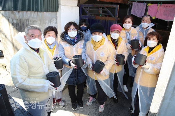 충남도의회가 13일 대한적십자사봉사회와 함께 사랑의 연탄 나눔 봉사를 하고 있다.