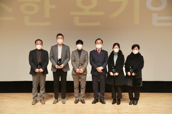 박상돈 천안시장이 관계자들과 '2021년 행복키움지원단 활동보고회' 기념사진을 찍고 있다