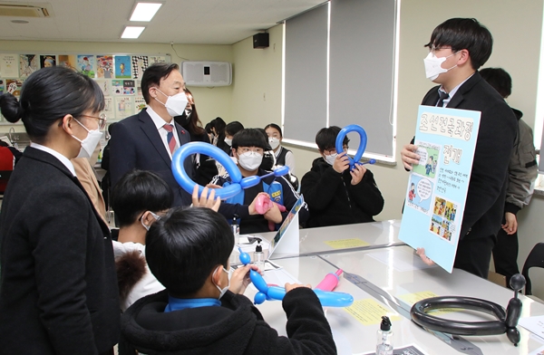 설동호 교육감(왼쪽)이 가오중 교과체험전을 둘러보고 있다.