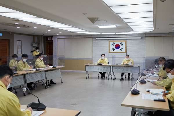 오세현 아산시장이 방역상황 긴급 점검 회의를 주재하고 있다