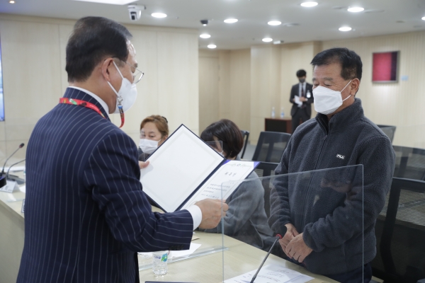 박상돈 시장이 교통안전모니터 위촉식을 진행하고 있다