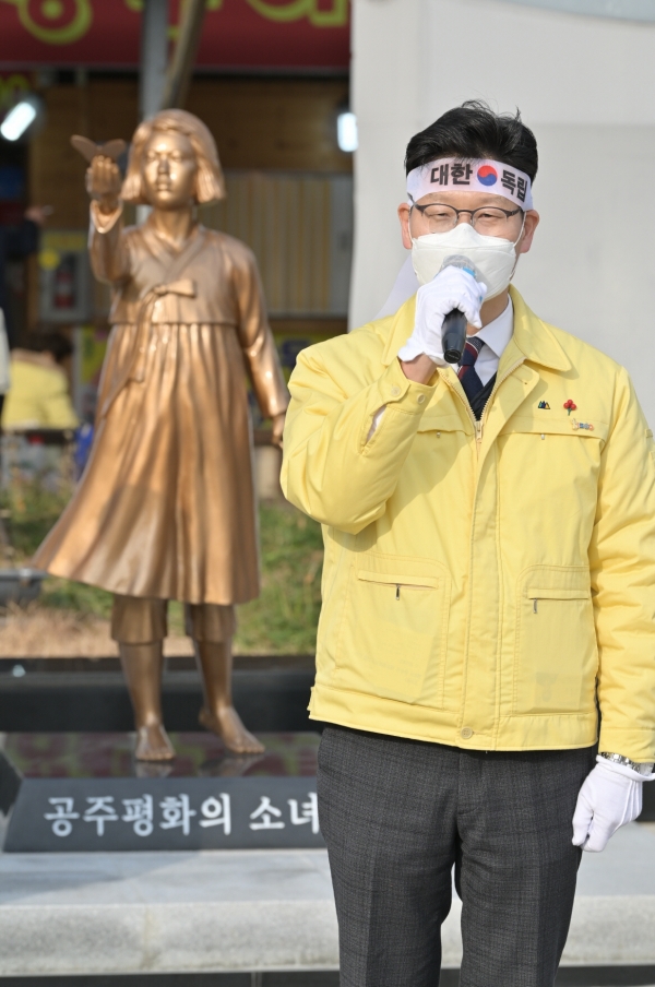 공주평화의 소녀상 제막식에서 김정섭 시장 축사 모습
