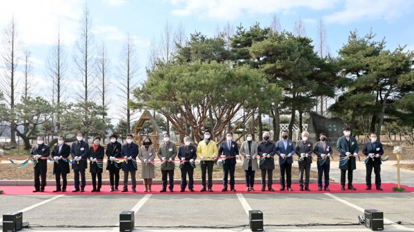 자연학습 치유정원 준공식 축하 테이프 커팅식 모습
