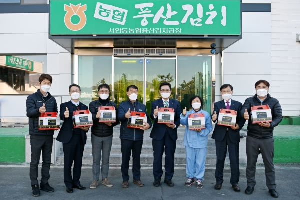 서안동농협 풍산김치 가공공장 현장 방문 사진 * 한국농수산식품유통공사 김춘진 사장(우측 4번째), 서안동농협 박영동 조합장(좌측 4번째)