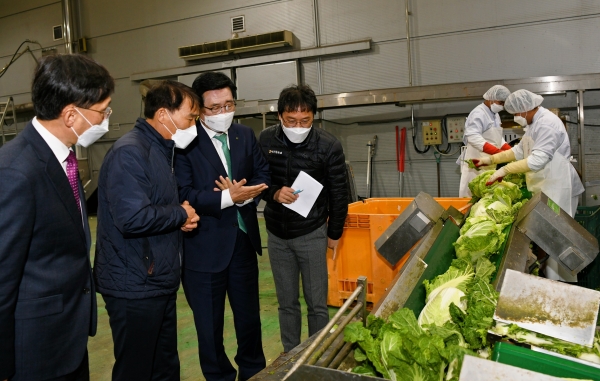 서안동농협 출하조절센터 현장 방문 사진 * 한국농수산식품유통공사 김춘진 사장(우측 2번째), 서안동농협 박영동 조합장(좌측 2번째)