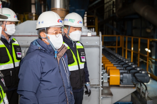 14일 태안발전본부에서 동절기 현장 안전점검 중인 박형덕 서부발전 사장(가운데)