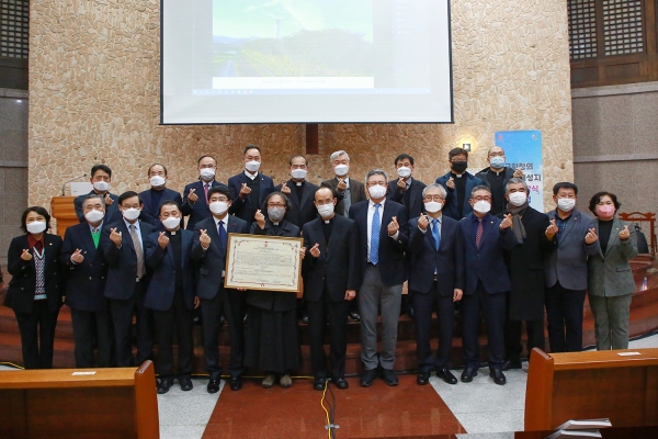 15일 해미국제성지에서 열린 국제성지 교령 전달식 후 단체사진