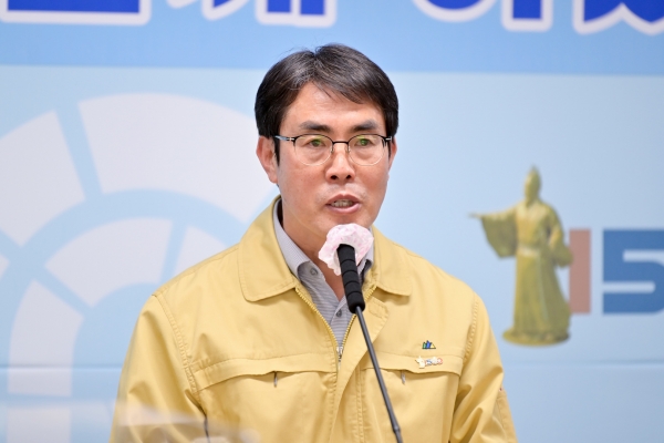 12월 15일 제157차 정례브리핑 하는 최덕근 기획예산담당관