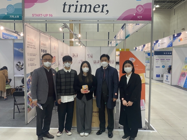 지난 13일 열린 ‘2021 사이언스 스타트업 쇼’에서 한밭대 최병욱 총장(오른쪽에서 두 번째)과 대전창조경제혁신센터 김정수 센터장(왼쪽 첫번째)이 한밭대학교 학생들과 기념촬영