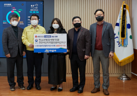 (좌측부터) 이병천 유해환경감시회장, 오세현 아산시장, 전복전 한국농아인협회 충남협회 아산시지회장, 김병대 법무부청소년범죄예방위원 천안아산지역협의회아산지구 회장, 김대환 운영차장이 성금 전달 후 기념촬영을 하고 있다