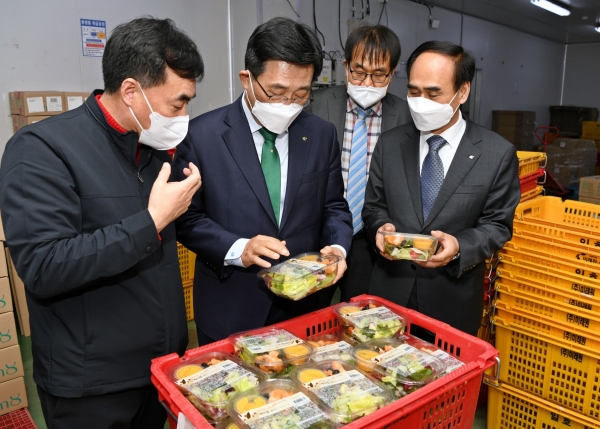 (농)팜에이트(주) 현장 방문 사진 * 한국농수산식품유통공사 김춘진 사장(좌측 2번째), (농)팜에이트(주) 박종위 대표(좌측 1번째)