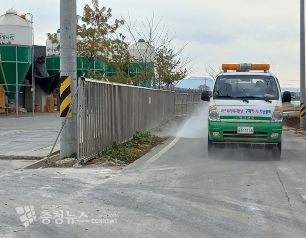 예산군 방역차량이 가금노장 소독을 하고 있다.