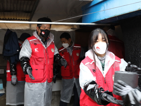 고려대학교 세종교직원봉사단, 지역사회를 위한 ‘사랑의 연탄 나눔’ 봉사 모습