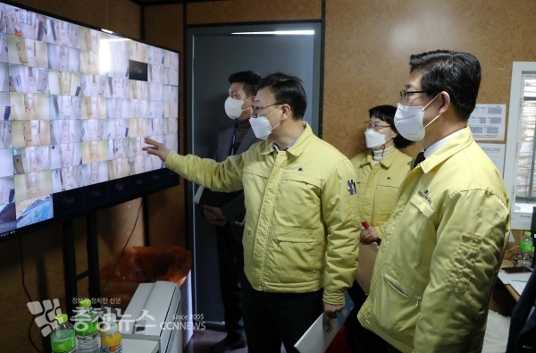 양승조 충남지사가 17일 17일 충남생활치료센터를 방문, 현장을 점검하고 있다.