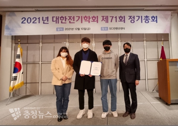 왼쪽부터 휴먼지능로봇공학과 김나빈 학생, 조훈희 학생, 조민길 학생, 강태구 교수