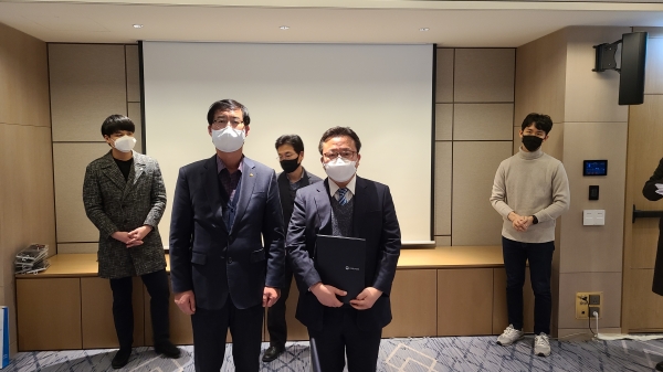 최호주 주무관 산업통상자원부 장관상 수상(좌 한국산업단지공단 김병오 입지지원실장, 우 최호주 주무관)