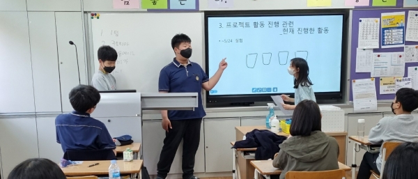 세종시 어진중 학생들이 진로집중학기 교육을 하고 있다.