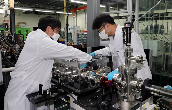 원자력연구원 연구진이 전자기파를 관측하기 위해 초고속 오실로스코프를 조정하고 있다.