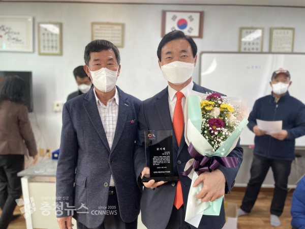 지난 20일 인지면 애정1리 마을 발전에 앞장선 공로로 감사패를 받았다.
