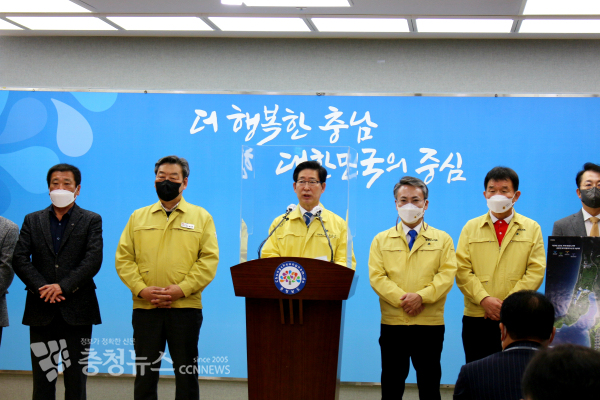 양승조 충남지사와 가세로 태안군수, 충남도의회 홍재표·접광섭 의원이 21일 도청 프레스센터에서 안면도관광지개발 우선협상대상자 선정 기자회견을 하고 있다.