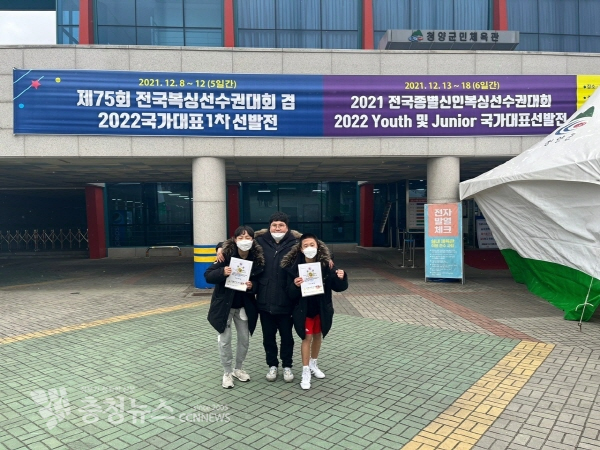 연무중 차강진 학생 기념 사진 모습(오른쪽)