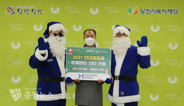 현대제철 당진제철소가 21일 비대면 산타잔치를 실시했다. 이번 산타잔치는 드라이브스루형태로 진행되며, 자매복지시설과 아동센터등 실내복과 겨울모자를 전달한다. 사진은 파란산타복을 입은 현대제철 직원들이 복지시설에 드라이브스루 형태로 선물을 전달하고 있다.