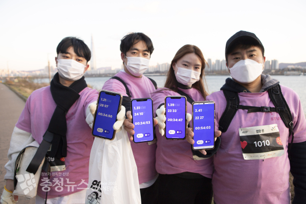 KT&G 임직원들이 연말을 맞이해 뛴거리만큼 연탄을 적립하는 연탄런에 참여하는 모습