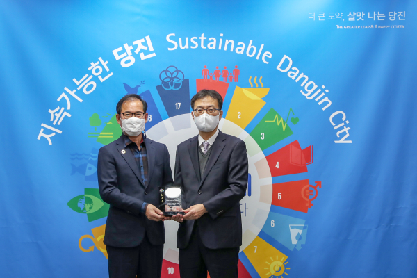 충청남도 2030 문화비전 수상 사진(왼쪽부터 윤동현 당진부시장, 이건호 문화체육관광국장)