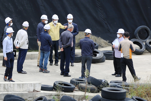 맹정호 서산시장이 9월 28일 산폐장 공사현장을 방문해 차수막 보호형 폐타이어를 점검하는 모습