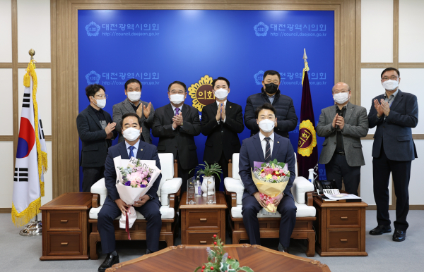 대전시의회 우수의정대상 시상식 모습. 조성칠 의원(앞 왼쪽), 박수빈 의원(앞 오른쪽)