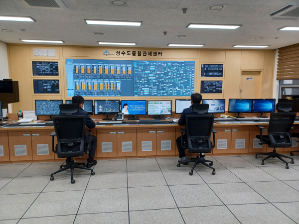 상수도통합관제센터 관계자들이 안전한 수돗물 공급을 위해 ICT 기술을 접목하여 수도시설을 관리하고 있다.
