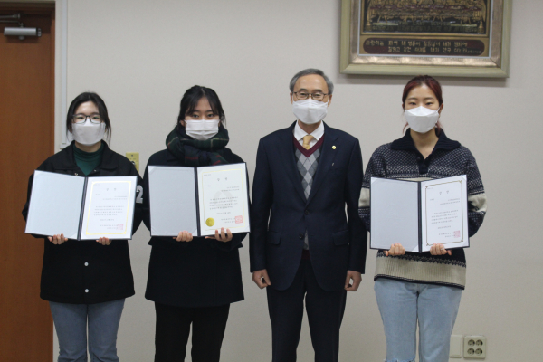 지난 14일, 교내 도서관 5층에서 ‘2021 독서감상문쓰기대회’ 시상식 개최 모습