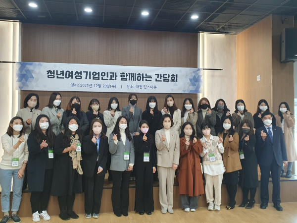 이재명 민주당 대선 후보의 부인 김혜경 여사가 ‘청년여성기업인 간담회’ 후 기념촬영을 하고 있다.