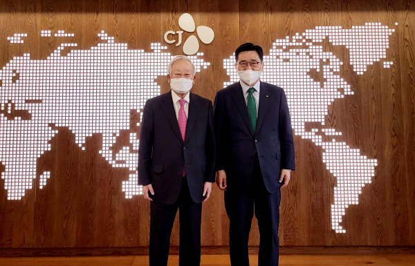 CJ그룹 본사 방문 사진 * 한국농수산식품유통공사 김춘진 사장(우측), CJ그룹 손경식 회장(좌측)