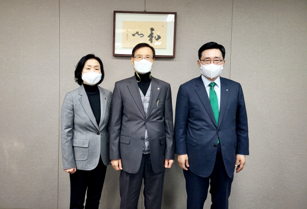 인구보건복지협회 방문 사진 * 한국농수산식품유통공사 김춘진 사장(우측), 인구보건복지협회 김창순 회장(가운데)