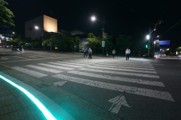 문예의전당 사거리 바닥형 LED 보조등 설치모습