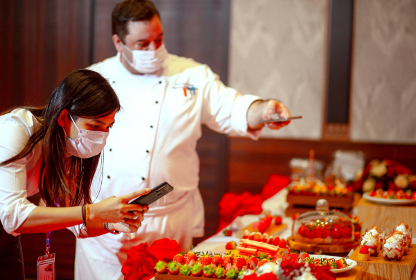 캄보디아 특급호텔 한국산 딸기 뷔페 홍보 행사