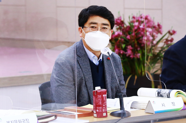 맹정호 서산시장이 24일 시청 대회의실에서 열린 ‘2022년 주요업무계획 보고회’를 주재하는 모습